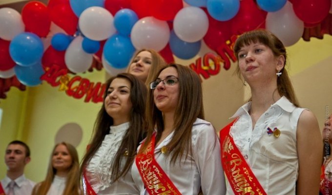 Последний звонок в одной московской школе (21 фото)