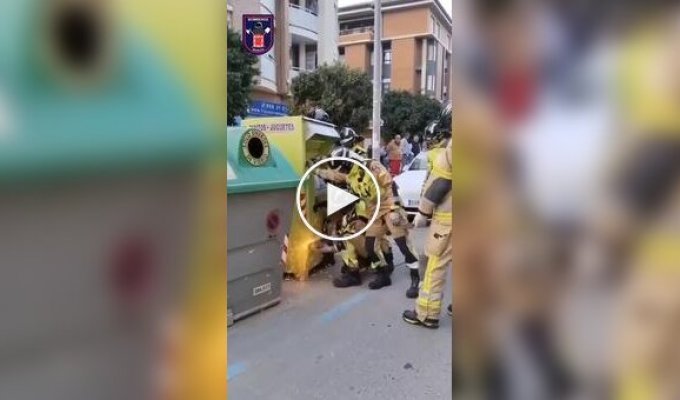 Воришка застрял в контейнере для пожертвований в Испании