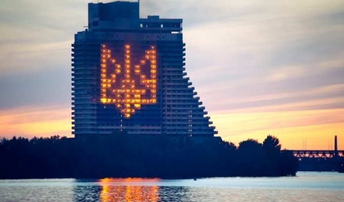 Власти Днепра решили взорвать недостроенный отель, на котором изображен самый большой герб Украины