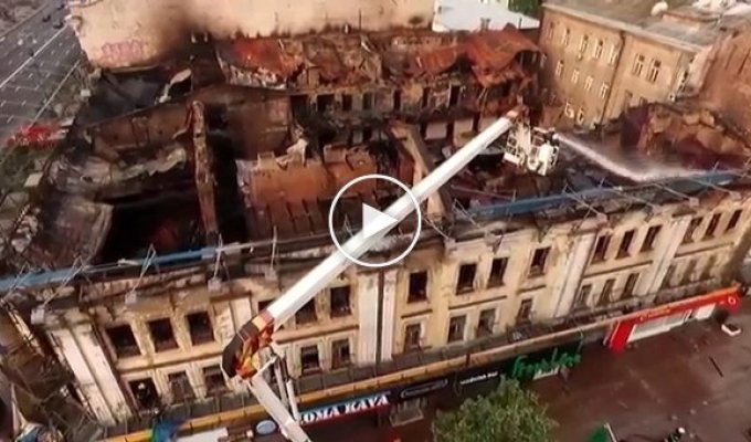 Последствия пожара в здании бывшего Центрального гастронома в Киеве на Крещатике сняли с квадрокоптера