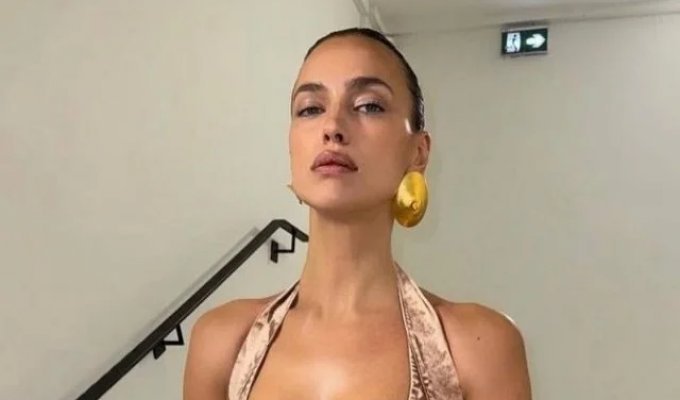 Irina Shayk and Her Provocative Outfit in Paris (4 photos)