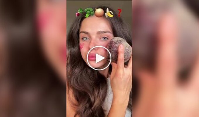 Дівчина нафарбувалася продуктами з холодильника