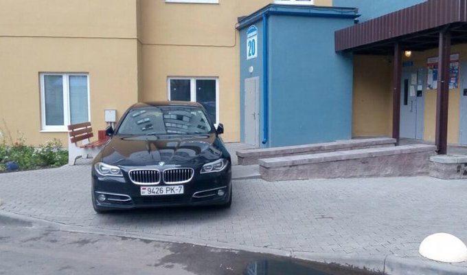В Минске жители заблокировали BMW, заехавший на тротуар к подъезду (3 фото + 1 видео)