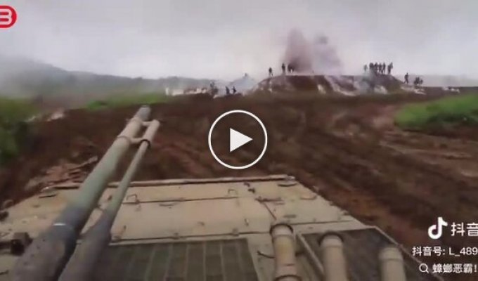 Во время китайской военной демонстрации дымовая граната вылетела прямо в сторону официальных лиц