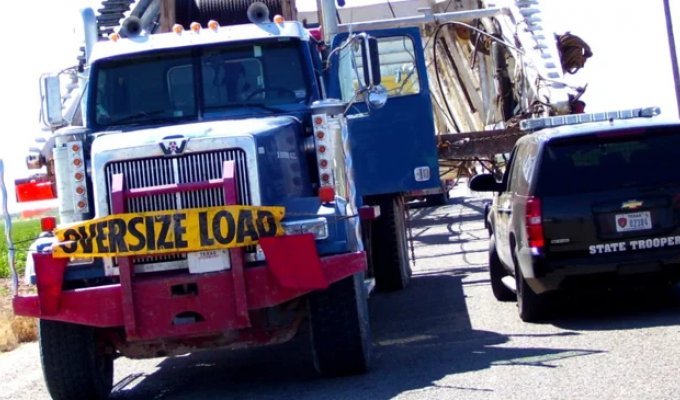 Техас неожиданно лишил силы водительские права для дальнобойщиков-неграждан (2 фото)