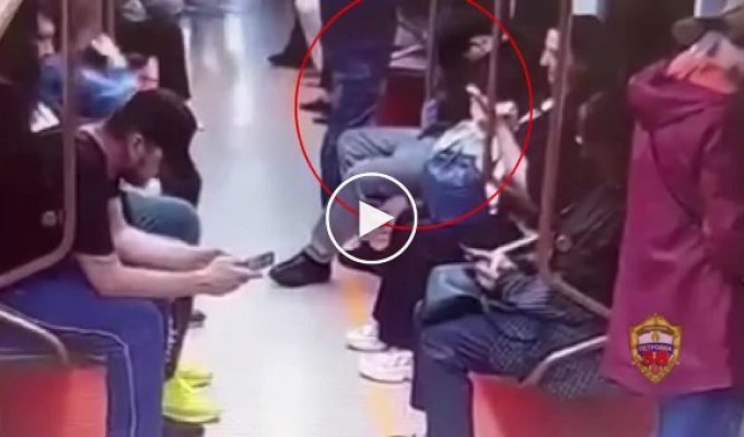 В московском метро 18-летний молодой человек заснул в электропоезде и чуть не лишился имущества