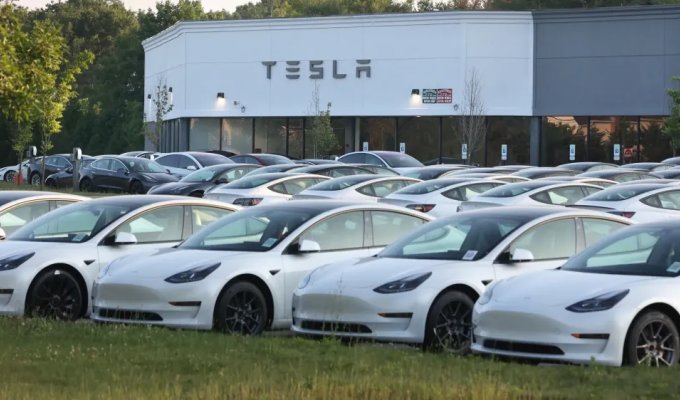 Tesla відкликає понад 2 мільйони автомобілів через автопілот (1 фото)