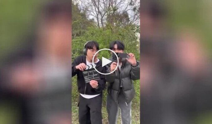 Режиссер учит пушистых актеров правильно мяукать в кадре