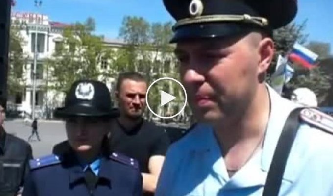 Попытка российских полицейских разогнать митинг в Севастополе (майдан)