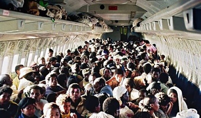 Рекорд по количеству пассажиров на борту самолета (9 фото)