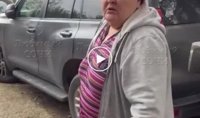 В Сочи женщина в халате вызвала полицию из-за припарковавшегося на ее месте водителя