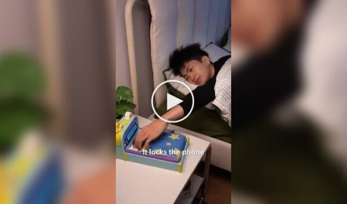 Инженер создал умную кровать для смартфона