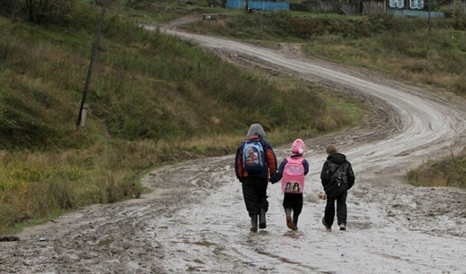 В Подмосковье деревенские дети ходят в школу пешком как юный Ломоносов (3 фото)