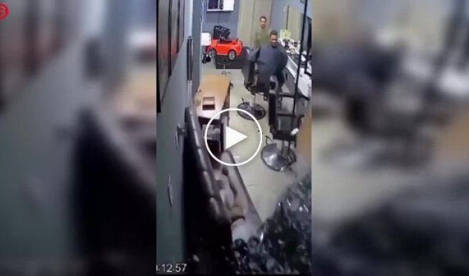 A woman without a license drove into a hair salon in Brazil
