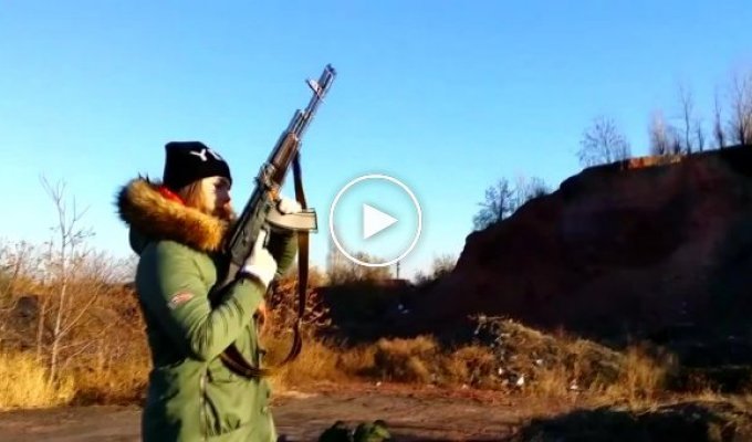 Российская спортсменка в пауэрлифтинге Марьяна Наумова учиться стрелять с автомата у боевиков ДНР
