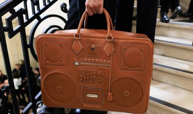 Представлена сумка в виде бумбокса (3 фото + 1 видео)