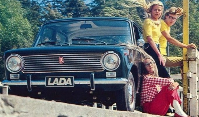 Красивые рекламные плакаты с советскими машинами (13 фото)