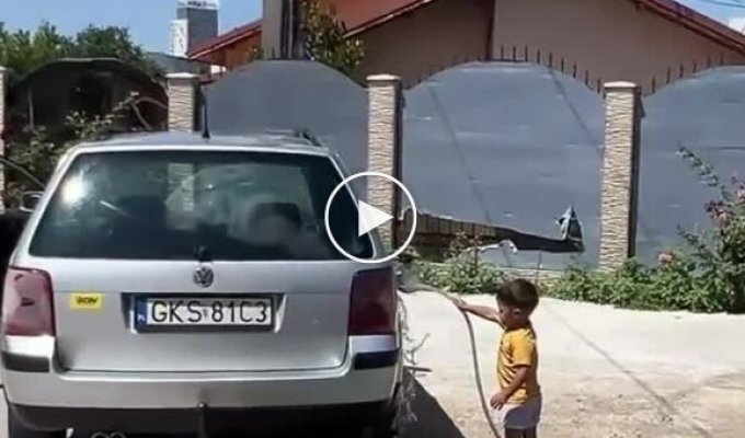 Помощник растет: малыш налил полный бак воды в папину машину