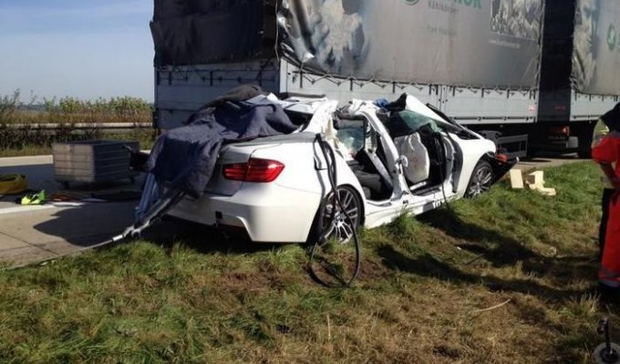Тестовый пилот BMW погиб при тестировании новой BMW 3-Series (9 фото)