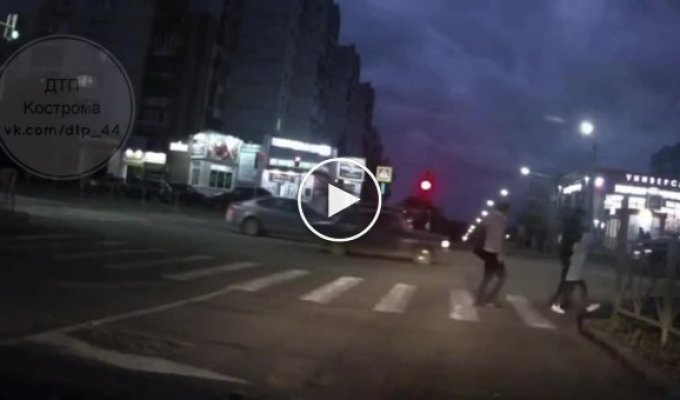 В Костроме таксист сбил семью с младенцем в коляске