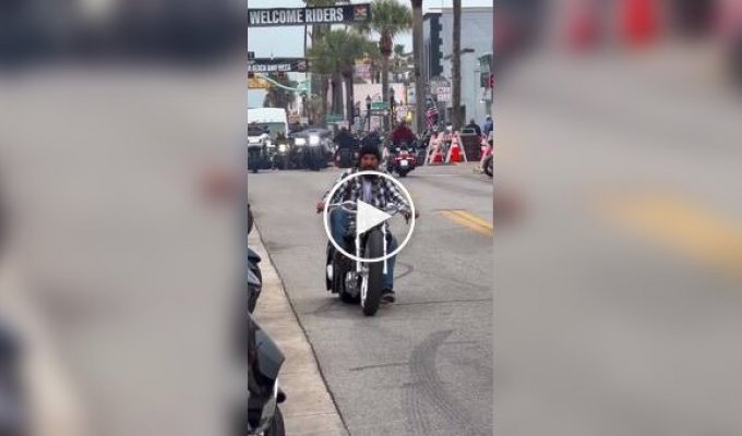 Мастер продемонстрировал свой стильный велосипед