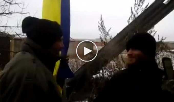 Бойцы добровольных формирований в Аэропорту Донецка вывесили флаг на метеорологическую вышку
