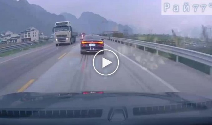 The driver, thanks to his reaction, saved his car from the wheel and ruined someone else's
