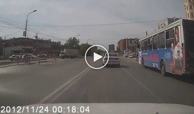 Мотоциклист сбил пешехода в Новосибирске (маты)