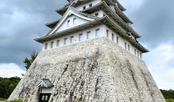 В Японии продают шестиэтажный замок за 64 тысячи долларов (4 фото)
