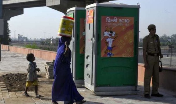Туалетная бумага из индийского общественного туалета (2 фото)