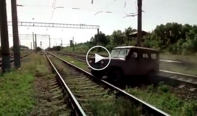 На Кубани пассажирский поезд уничтожил УАЗик (маты)