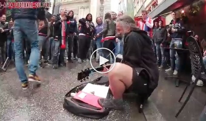 Фанаты Аякса щедро забросали деньгами бездомного уличного музыканта в Лионе