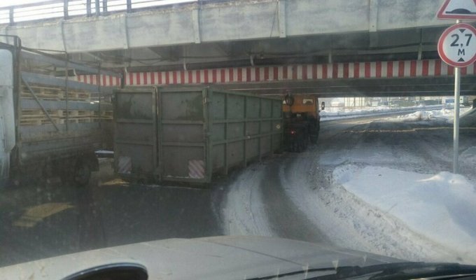 Сразу два грузовика за один день поймал питерский «Мост глупости» (12 фото + 1 видео)