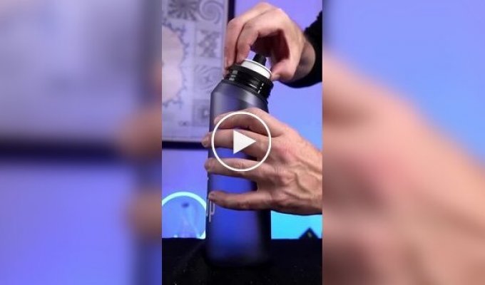 Бутылка для воды, которая обманывает мозг