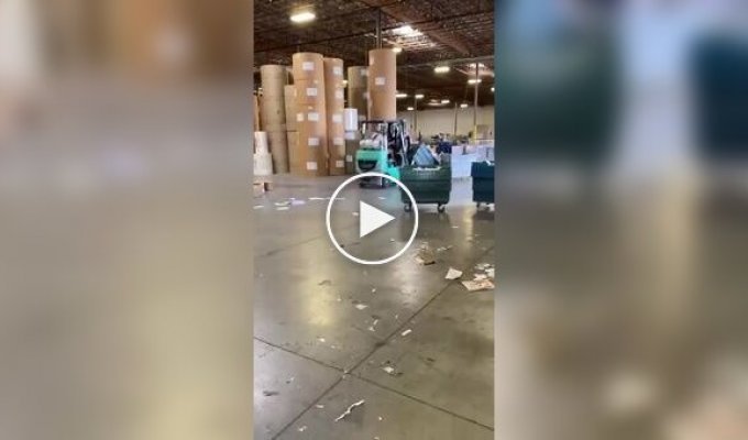 В США уволенный работник решил уйти красиво — устроил шоу на погрузчике, разнеся половину склада