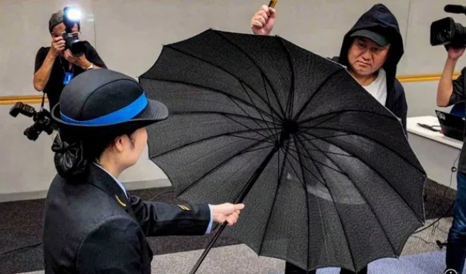 Japanese trains now have umbrellas to protect against maniacs (6 photos)