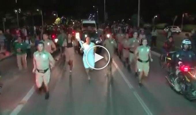 Протестующий против проведения Рио-2016 попытался затушить олимпийский огонь