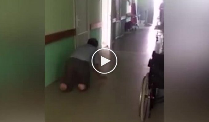 Башкирская больница. Инвалид ползет по полу, другой спит на полу