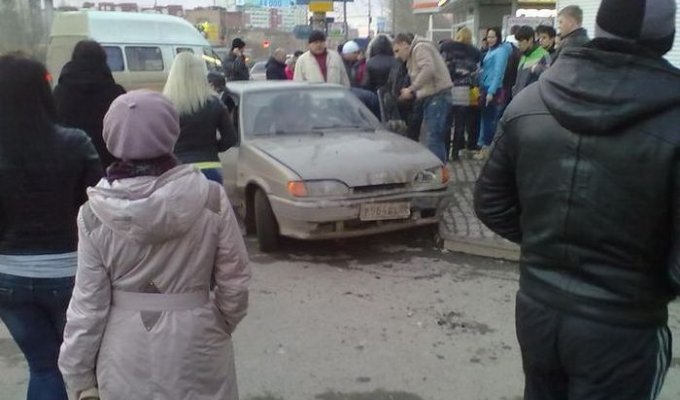 Пьяный водитель влетел в автобусную остановку в Екатеринбурге (7 фото + видео)