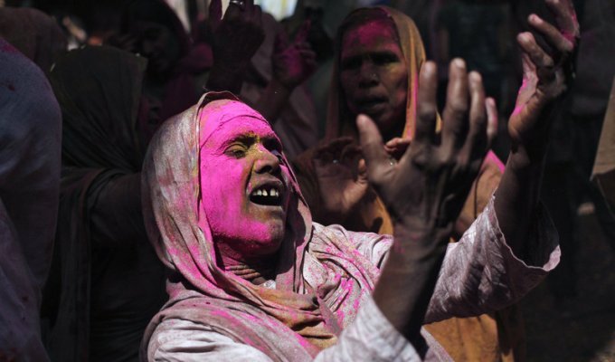 Индийские вдовы впервые приняли участие в красочном фестивале весны - празднике Холи (18 фото)