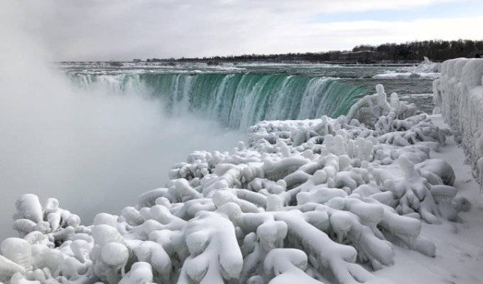 Из-за сильных морозов в США частично замерз Ниагарский водопад (7 фото)