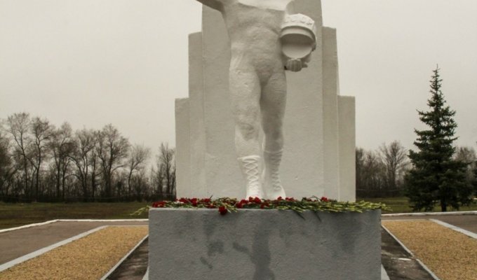 Мемориал на месте приземления Гагарина и история его создания (9 фото)