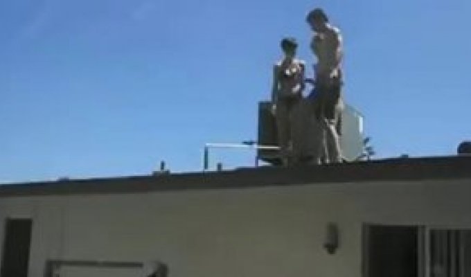 Неудачный прыжок девушек с крыши в бассейн