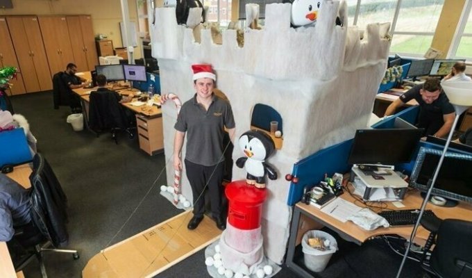 Британец украсил свой офисный стол ледяным замком с пингвинами (6 фото + 1 видео)