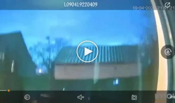 Видео яркой вспышки в небе в Киеве