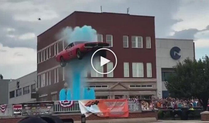 Каскадер перепрыгнул фонтан на автомобиле