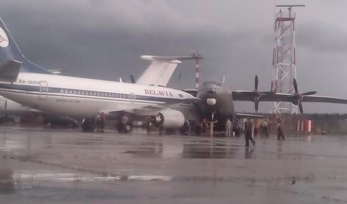 В аэропорту Минска столкнулись два самолета (3 фото)