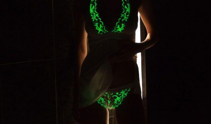 Женское нижнее белье с эротической зеленой подсветкой! (9 фото)