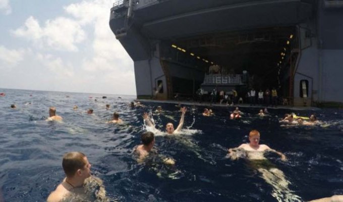 21 фотография того, как американские матросы и морпехи отдыхают в открытом море (22 фото)