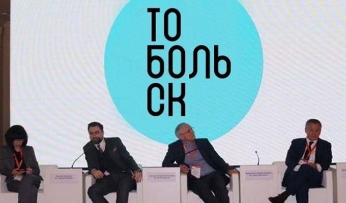 Пользователи продолжают придумывать мемы про логотип Петербурга за 7 миллионов (11 фото)